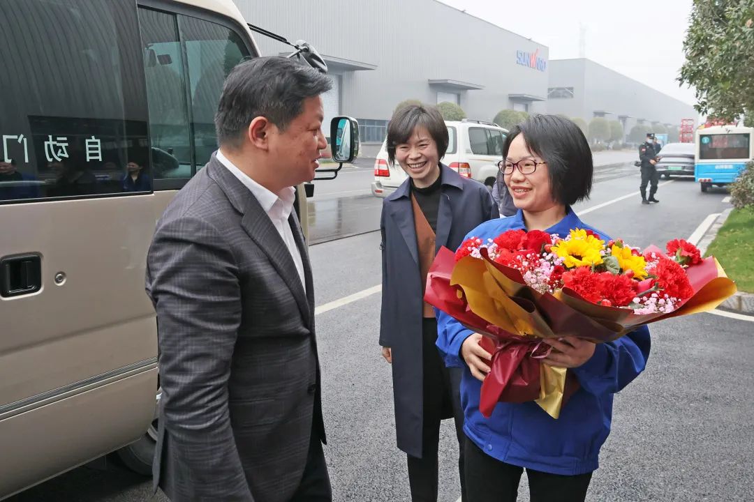 付旭明慰问LETOU乐投智能市三八红旗头并督导清静生产事情