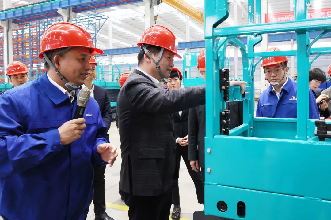 付旭明慰问LETOU乐投智能市三八红旗头并督导清静生产事情