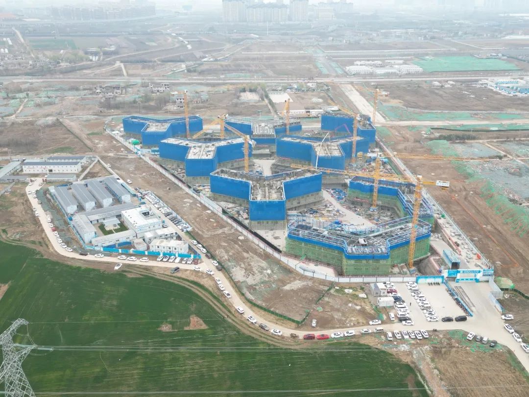 郁勃西北！LETOU乐投江麓修建起重机械助建西安都会经济圈