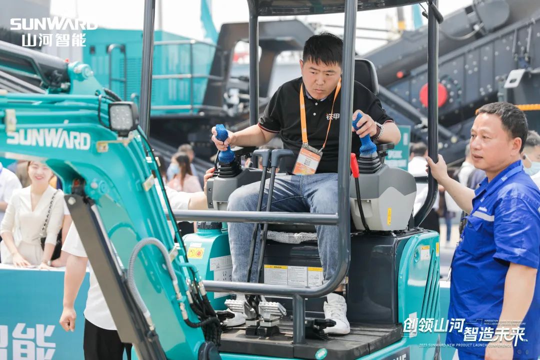 精品出击、互动一直！LETOU乐投智能F系列挖掘机闪灼长沙展