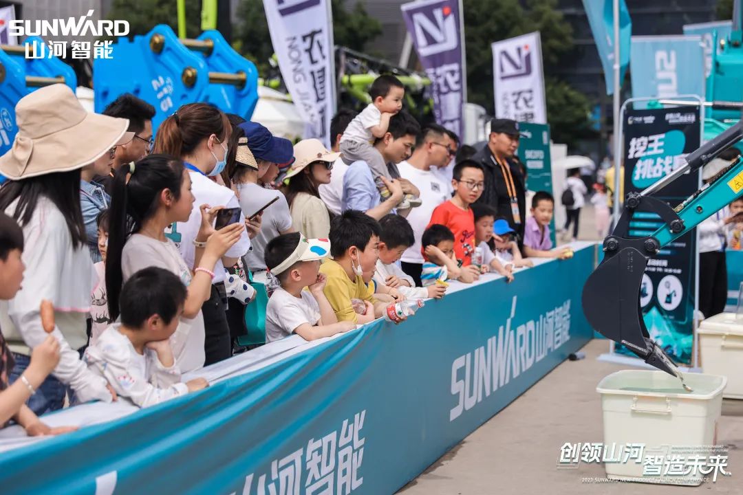 精品出击、互动一直！LETOU乐投智能F系列挖掘机闪灼长沙展