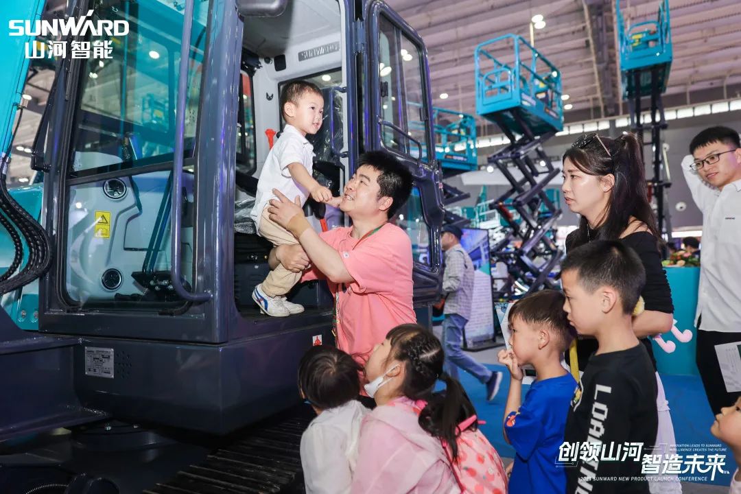 精品出击、互动一直！LETOU乐投智能F系列挖掘机闪灼长沙展