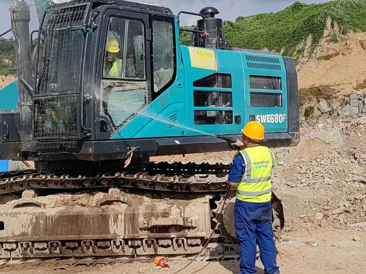 步履一直，，，，，，效劳不止！LETOU乐投智能挖掘机效劳万里行火热举行中