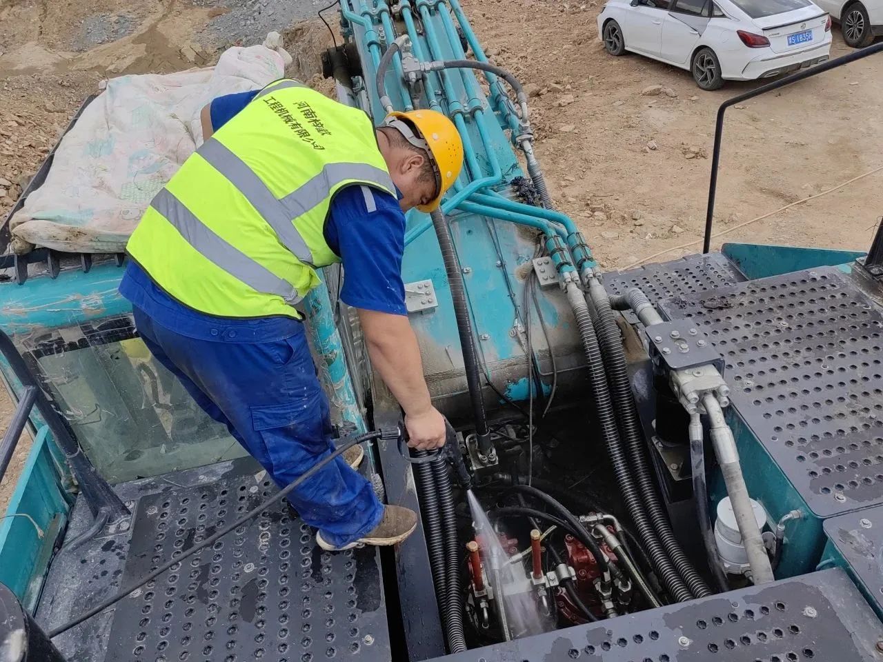 步履一直，，，，，，效劳不止！LETOU乐投智能挖掘机效劳万里行火热举行中