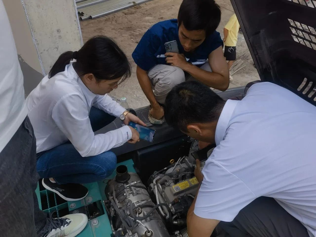 步履一直，，，，，，效劳不止！LETOU乐投智能挖掘机效劳万里行火热举行中