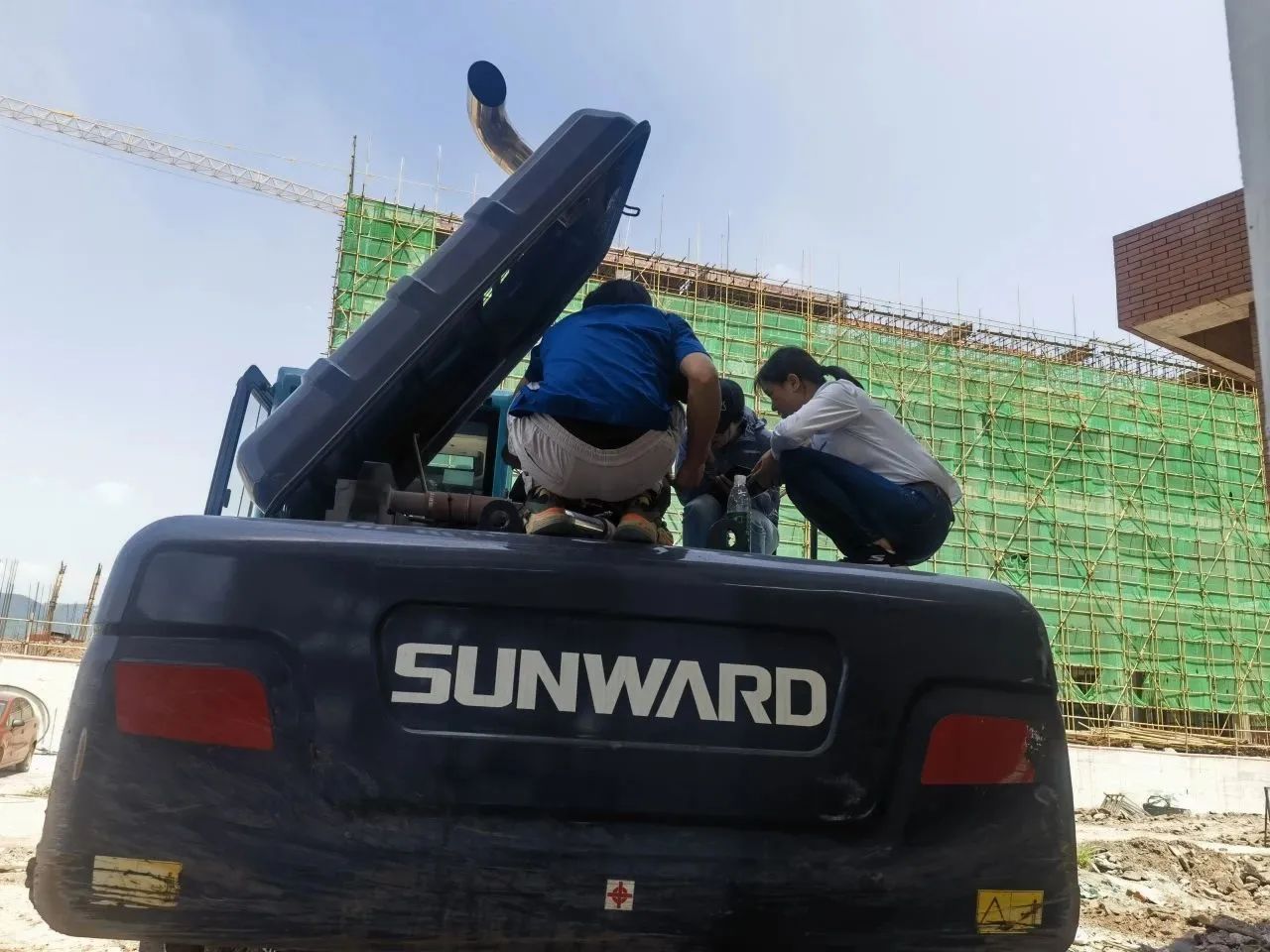 步履一直，，，，，，效劳不止！LETOU乐投智能挖掘机效劳万里行火热举行中