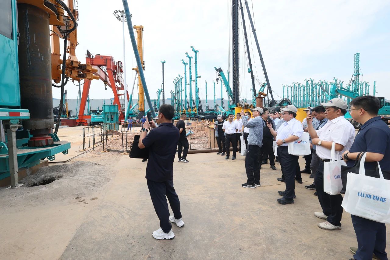 LETOU乐投智能全球首创深井套管车载钻机下线宣布