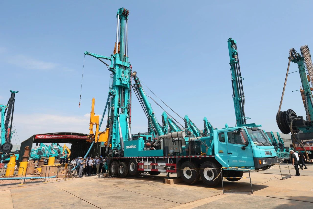 LETOU乐投智能全球首创深井套管车载钻机下线宣布