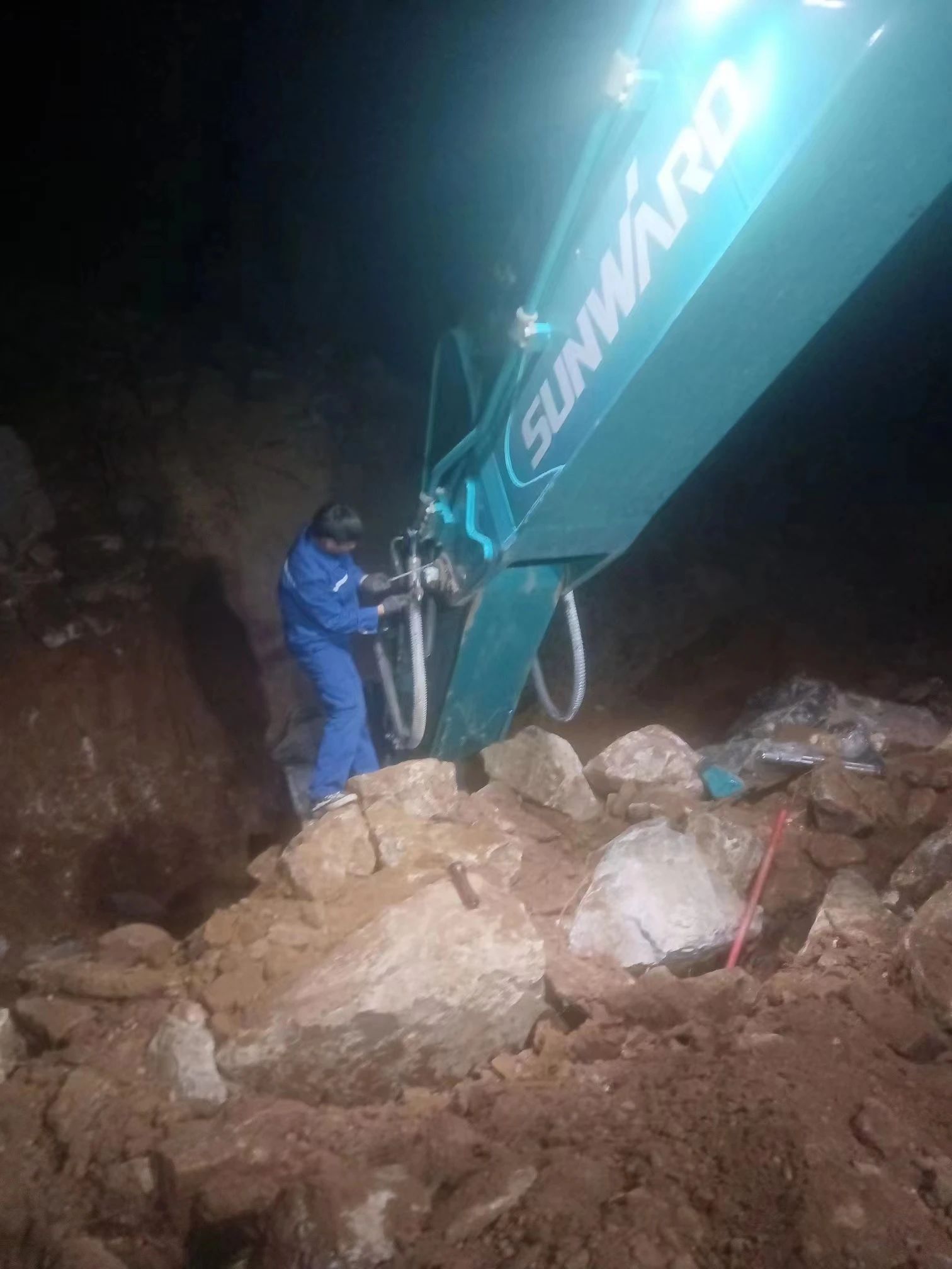 一线“热”闻 | 专业售后，，，，，，，专心折务！LETOU乐投智能挖掘机效劳万里行一直在路上