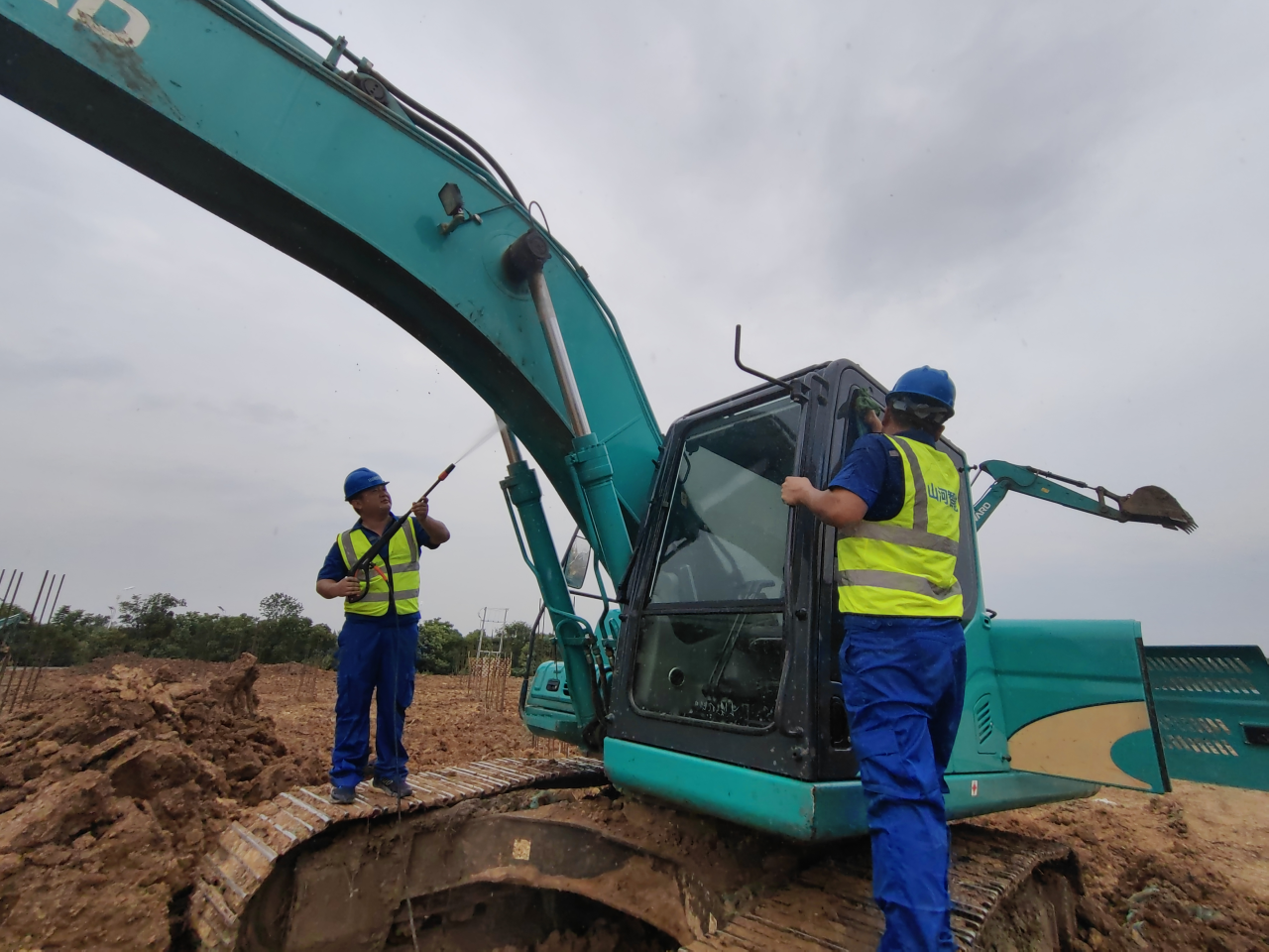 一线“热”闻 | 专业售后，，，，，，，专心折务！LETOU乐投智能挖掘机效劳万里行一直在路上