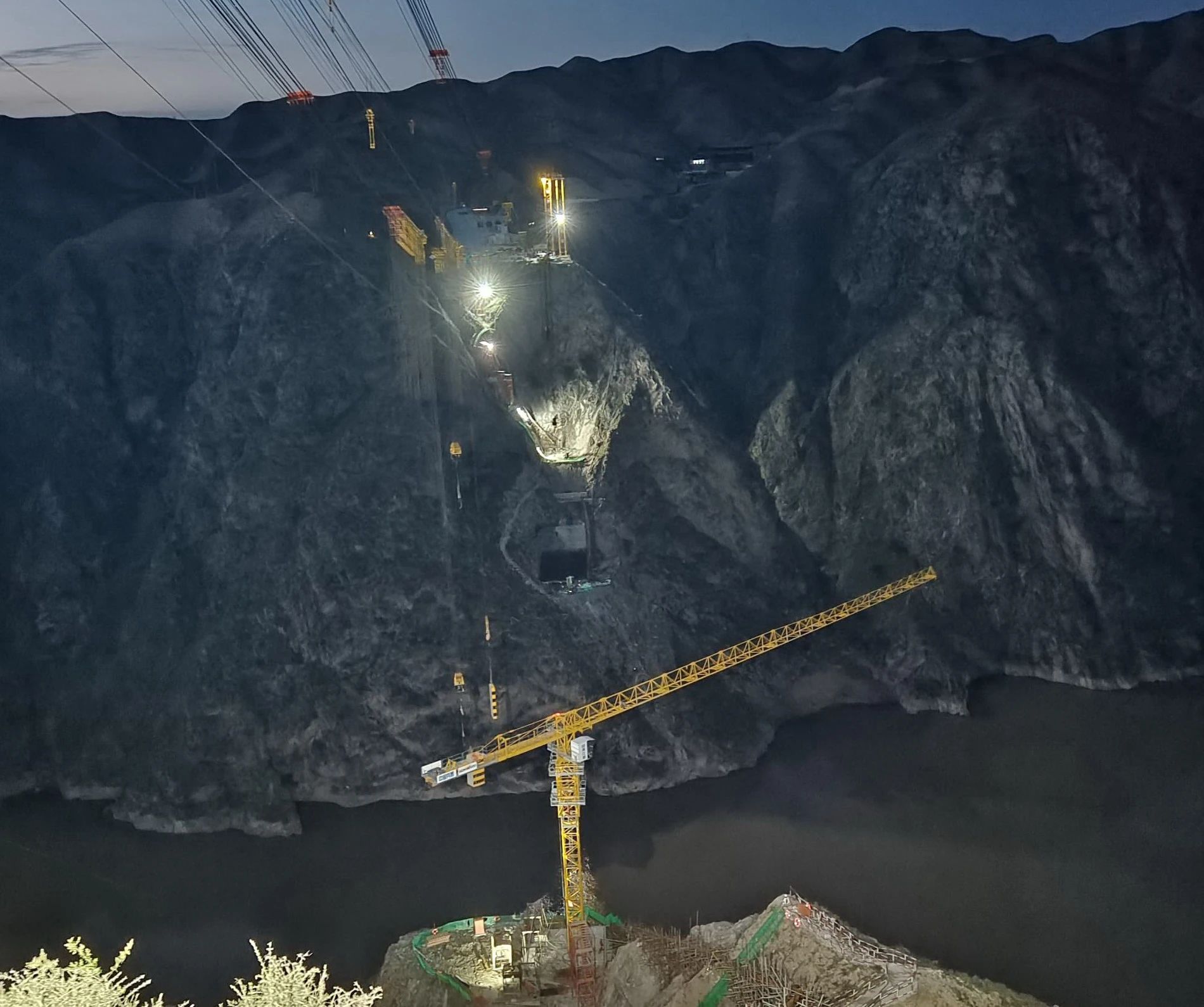 一桥通南北，，，，，，群岭变坦途！LETOU乐投江麓塔机助建洮河大桥