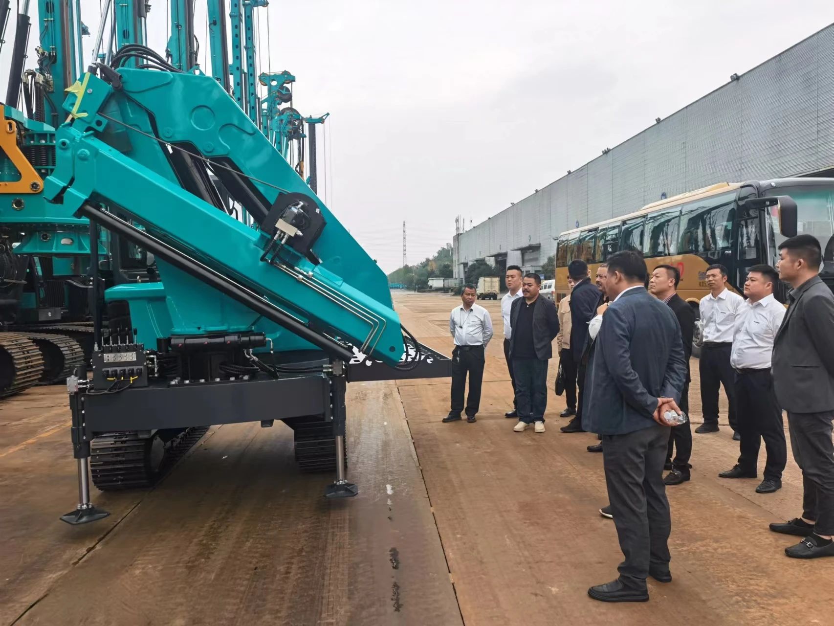 行业严冬现暖阳！现场签购20台旋挖钻机，，，，，LETOU乐投智能携手湖南骏牛助力国家电网项目建设