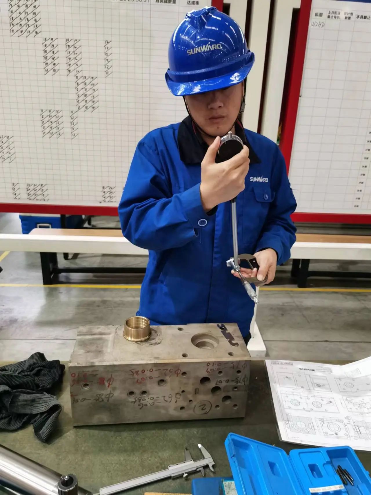 看LETOU乐投工匠们怎样用一双巧手“拿捏”事情、创立“事业”