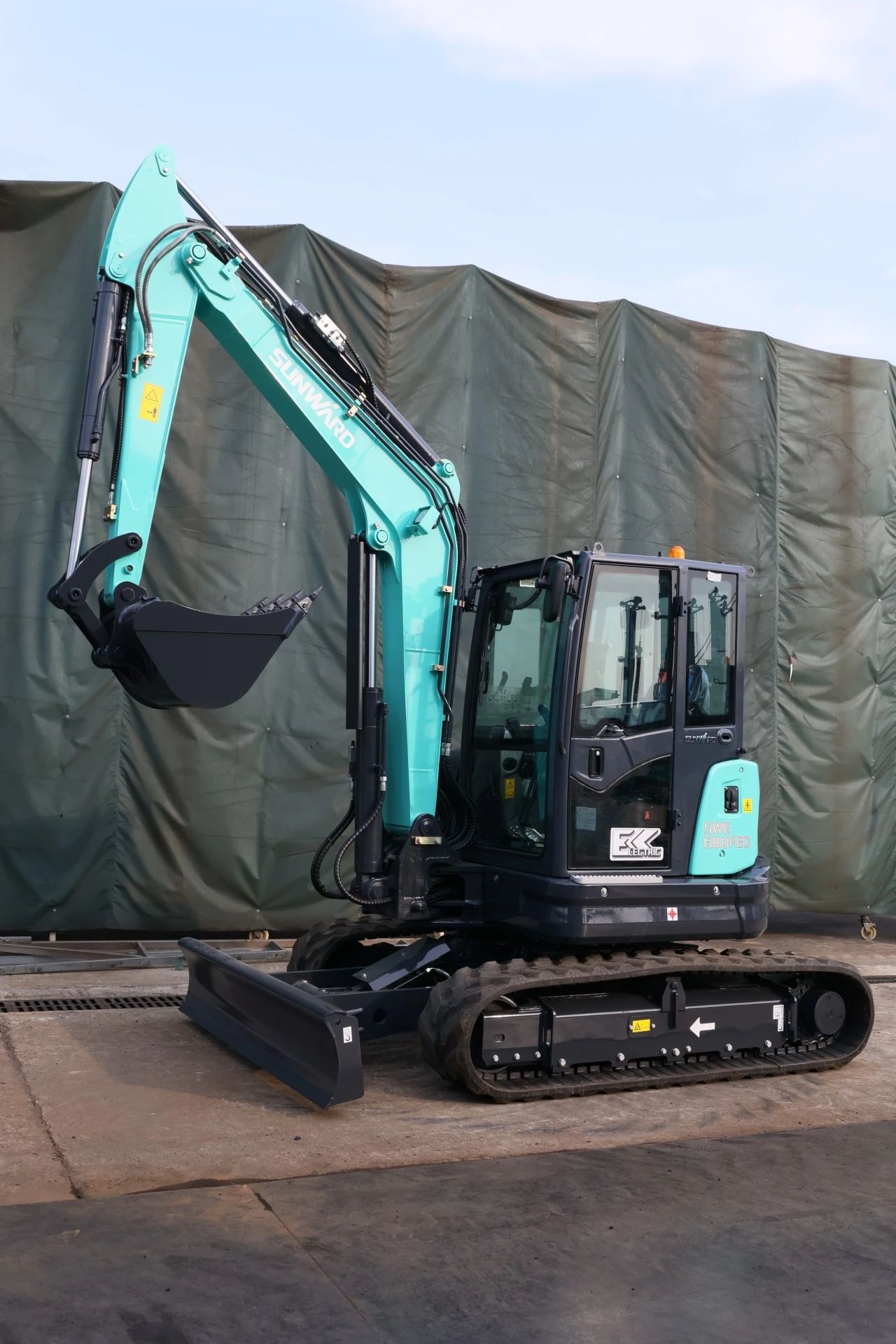 绿色上新！LETOU乐投智能SWE60UFED纯电动无尾挖掘机乐成下线