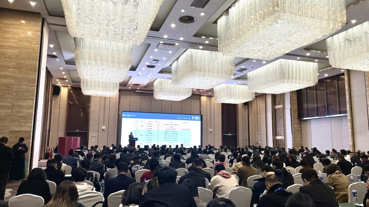 “爆品”来袭，，，，，，，，签简单直！ LETOU乐投智能艳服亮相第八届天下高空作业平台租赁大会