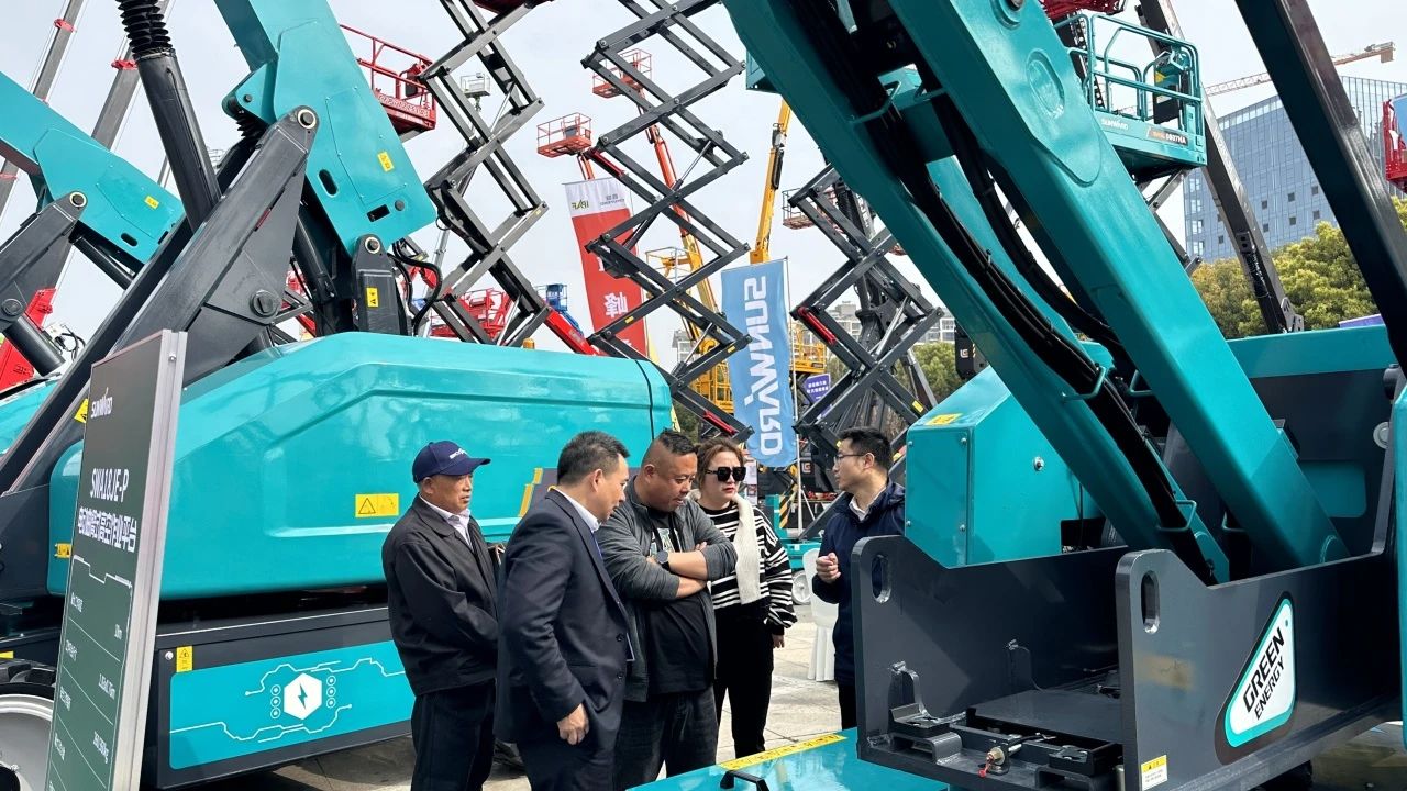 “爆品”来袭，，，，，，，，签简单直！ LETOU乐投智能艳服亮相第八届天下高空作业平台租赁大会