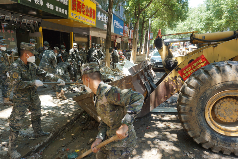 驰援湖南平江抗洪抢险，，，，，，共克时艰显继续