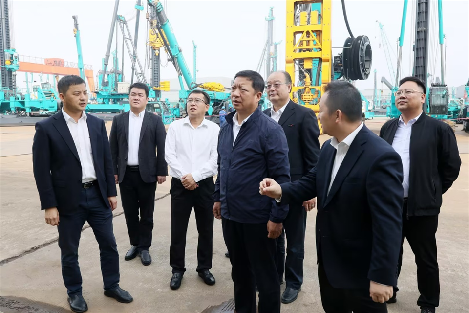 同船出海，，，，，，，共赢未来！中铁九局副总司理刘峻峰一行到访LETOU乐投智能