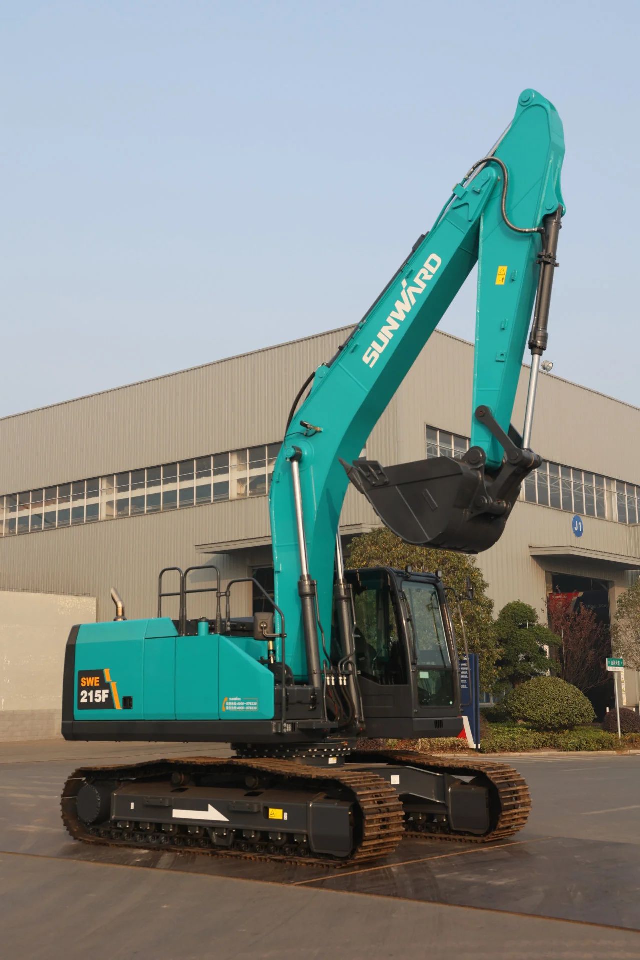 聚焦市场需求，，，，，，LETOU乐投智能三款精品工程液压挖掘机乐成下线