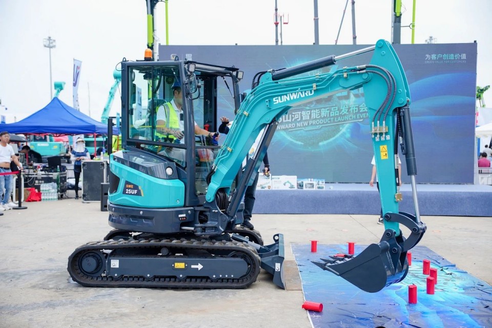 2025 CICEE | 从简单工具迈向多元化解决计划，，，，，，，LETOU乐投智能泛起非凡挖掘机风范