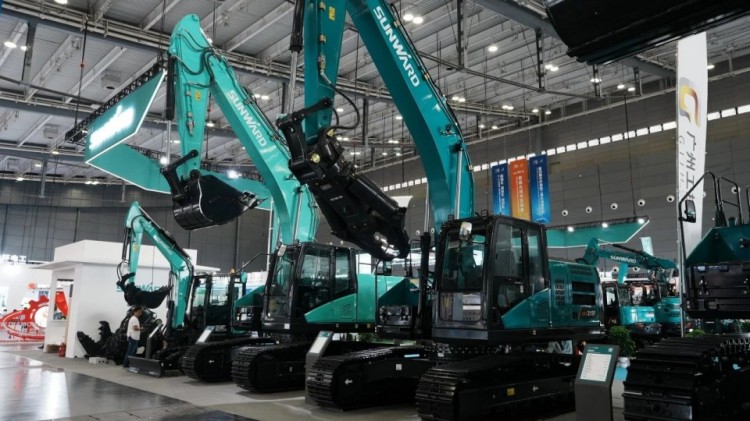 2025 CICEE | 打造极致精品化，，，LETOU乐投智能挖掘机“圈粉”长沙展