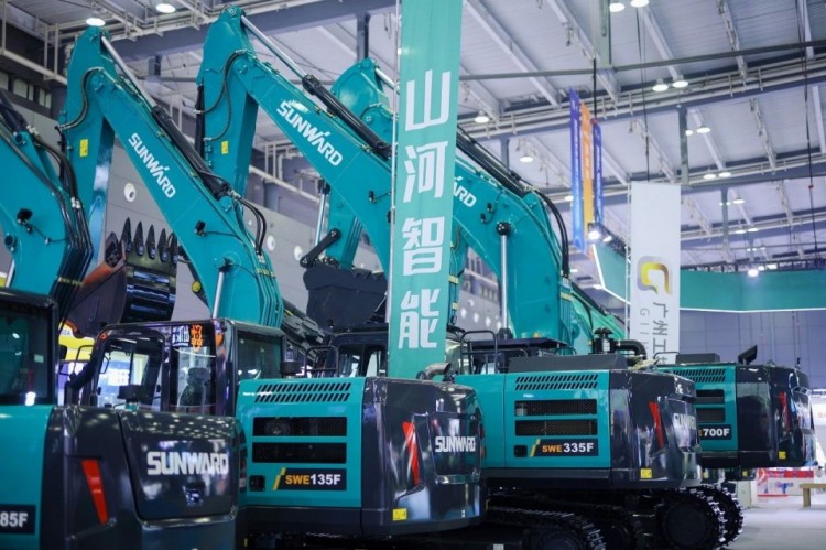 2025 CICEE | 打造极致精品化，，，LETOU乐投智能挖掘机“圈粉”长沙展