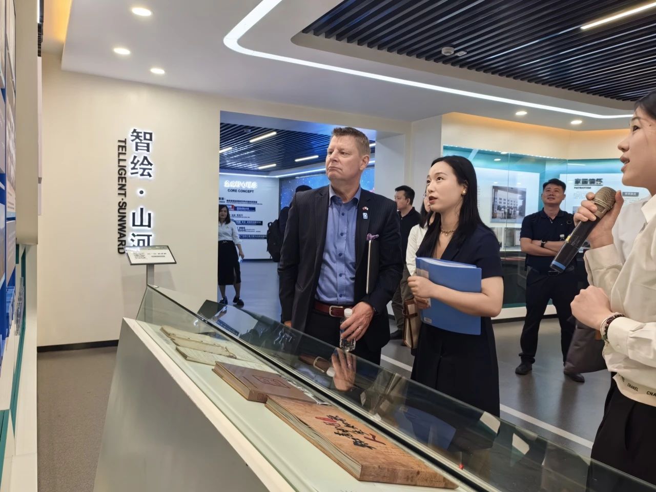 芬兰驻华大使馆商务参赞到访LETOU乐投智能