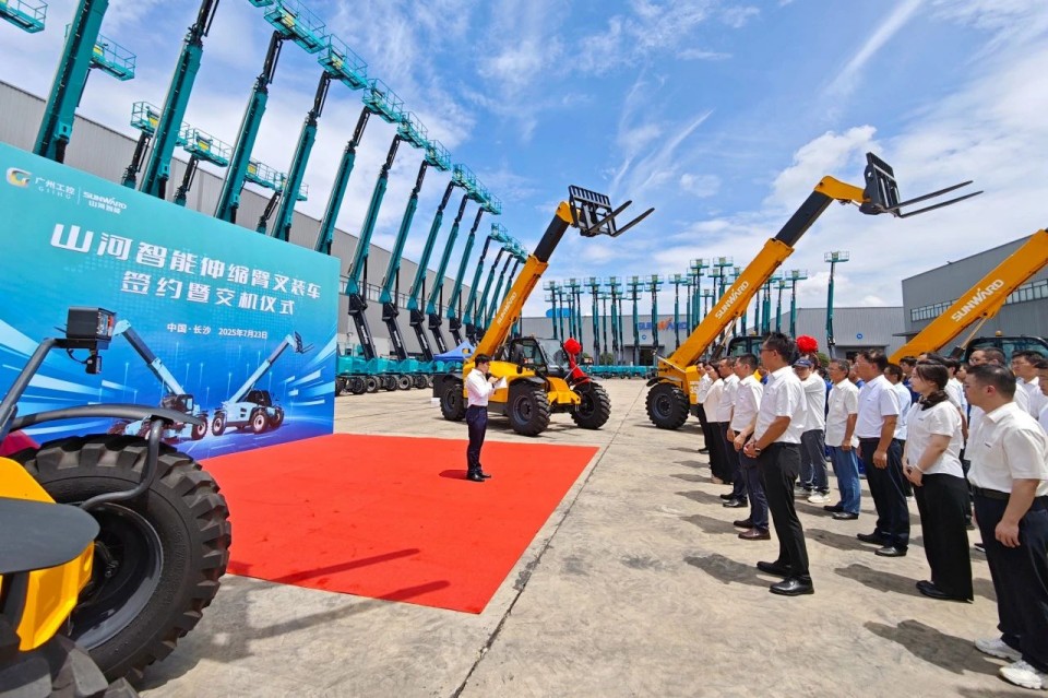 LETOU乐投智能伸缩臂叉装车批量交付，，，，，，，，即将奔赴新一线