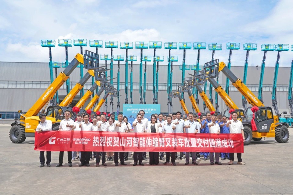 LETOU乐投智能伸缩臂叉装车批量交付，，，，，，，，即将奔赴新一线