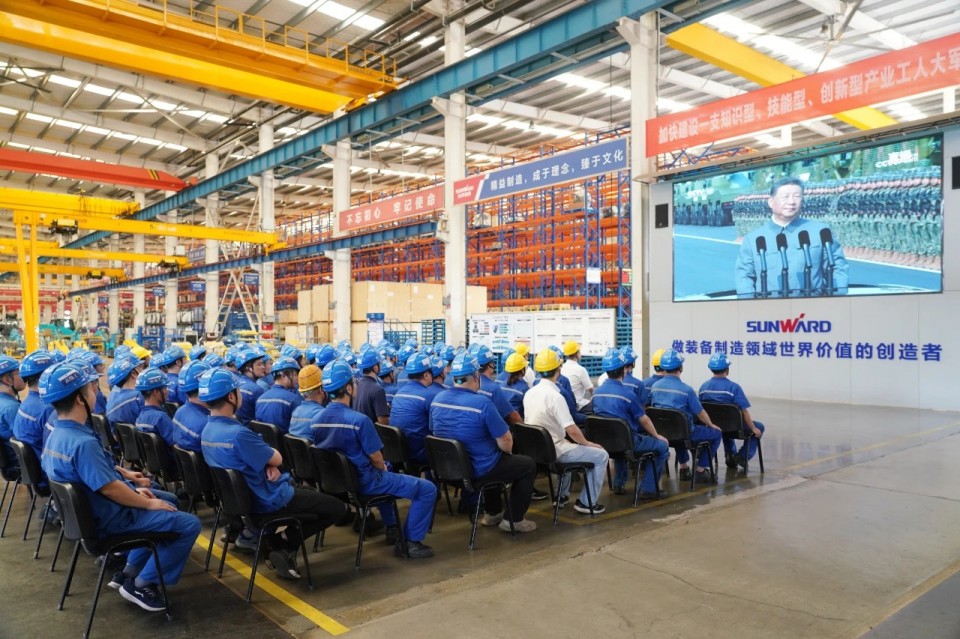 LETOU乐投智能组织集中收看纪念中国人民抗日战争暨天下反法西斯战争胜利80周年大会