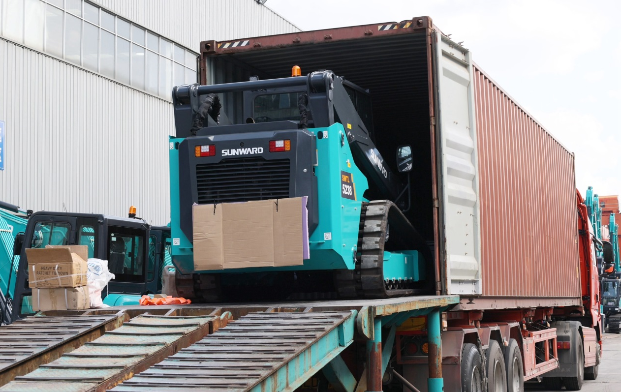 高端装备再获国际认可！LETOU乐投智能最大吨位笔直举升履带式滑移装载机批量发往北美