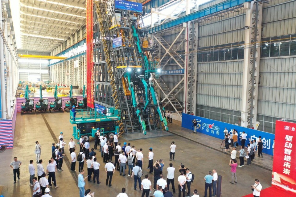 斜井开挖钻护一体化妆备乐成下线，，，，，实现地下工程装备重大突破