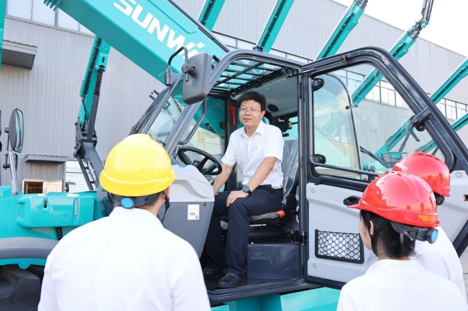 高端机型“双箭齐发”！LETOU乐投智能两款伸缩臂叉装车乐成下线