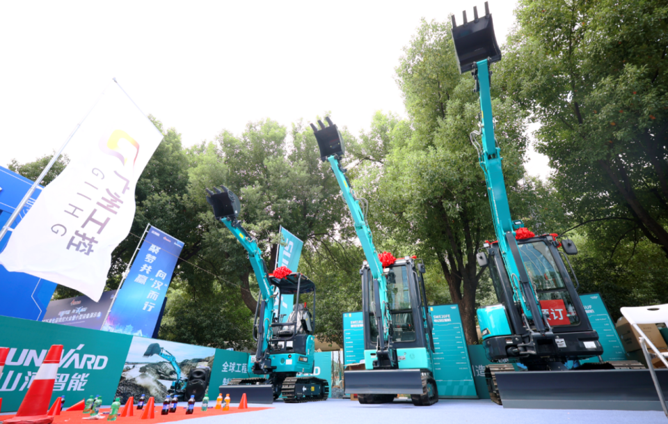 LETOU乐投智能微挖“天团”闪灼武汉，，，，引领绿色施工潮流