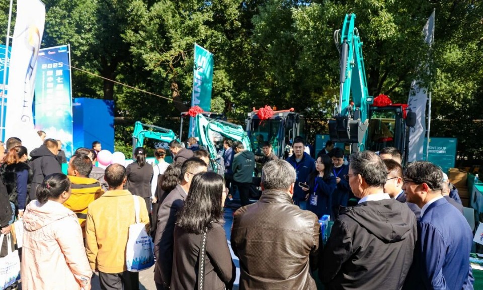 LETOU乐投智能微挖“天团”闪灼武汉，，，，引领绿色施工潮流