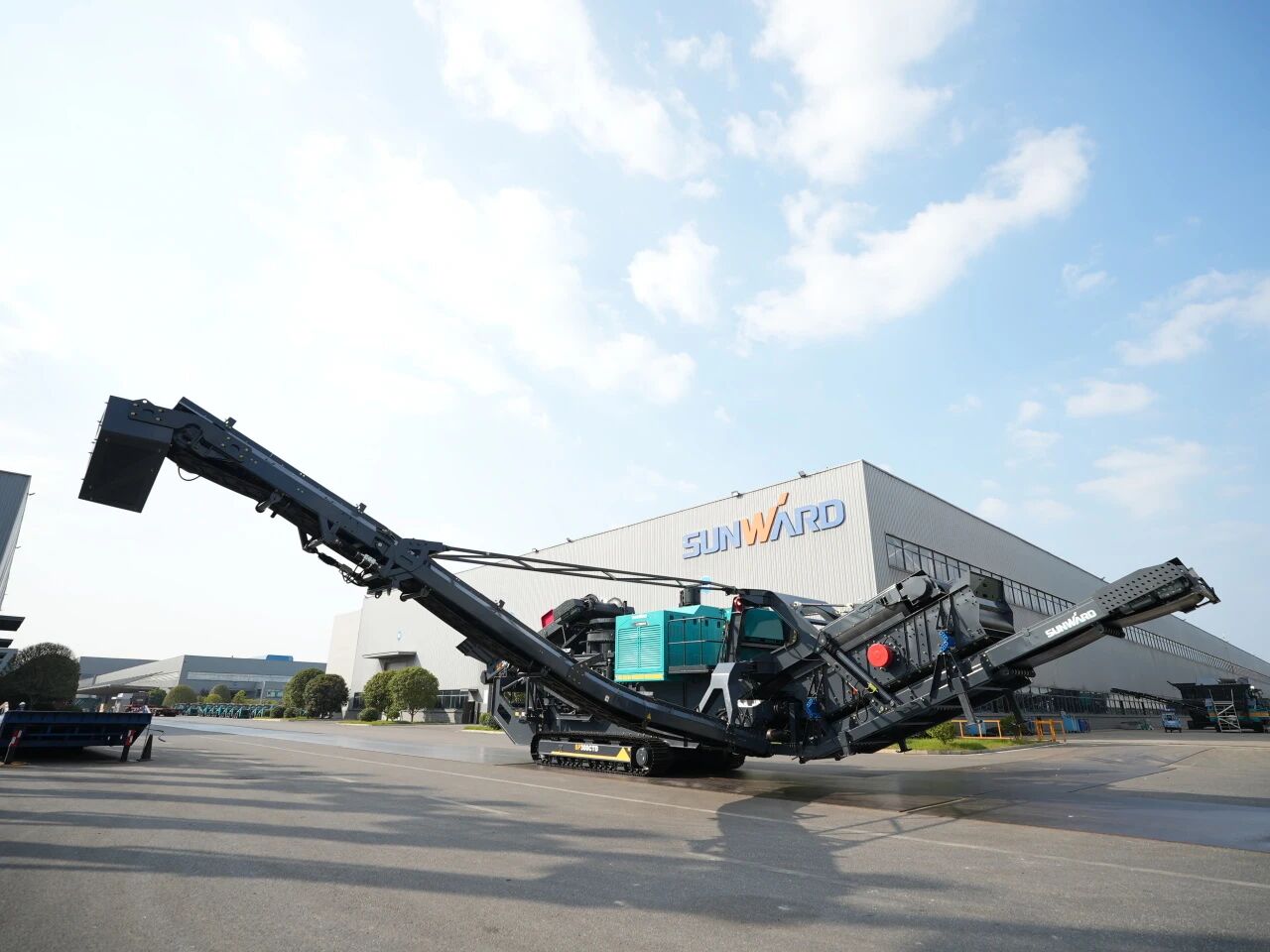 破局国际市场，，，，，，，，无惧极寒工况！LETOU乐投智能SP300CTD柴电两用圆锥破碎站乐成下线