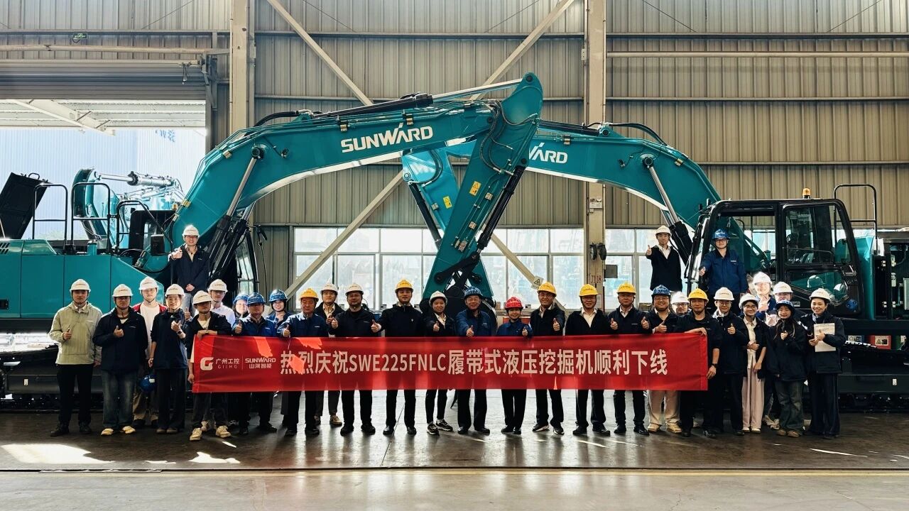 “双子星”闪灼！LETOU乐投智能两款履带式液压挖掘机乐成下线