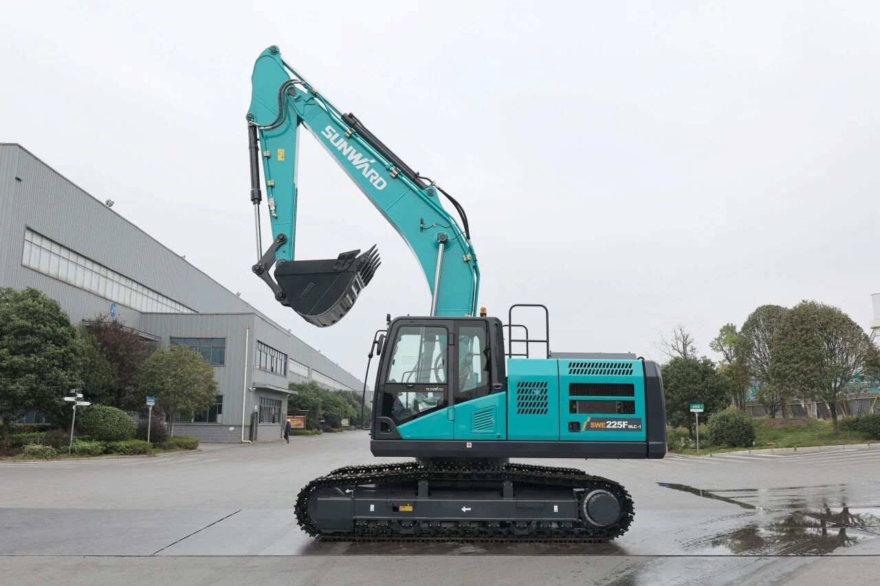 “双子星”闪灼！LETOU乐投智能两款履带式液压挖掘机乐成下线